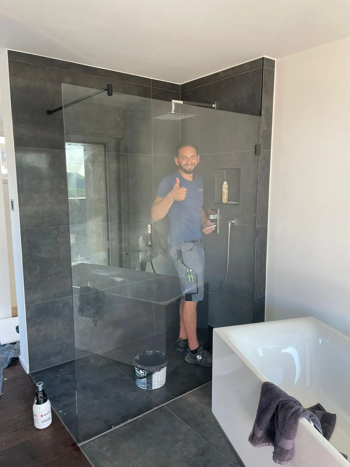 Fertiggestelltes Bad mit Walk-in-Dusche bei der Übergabe
