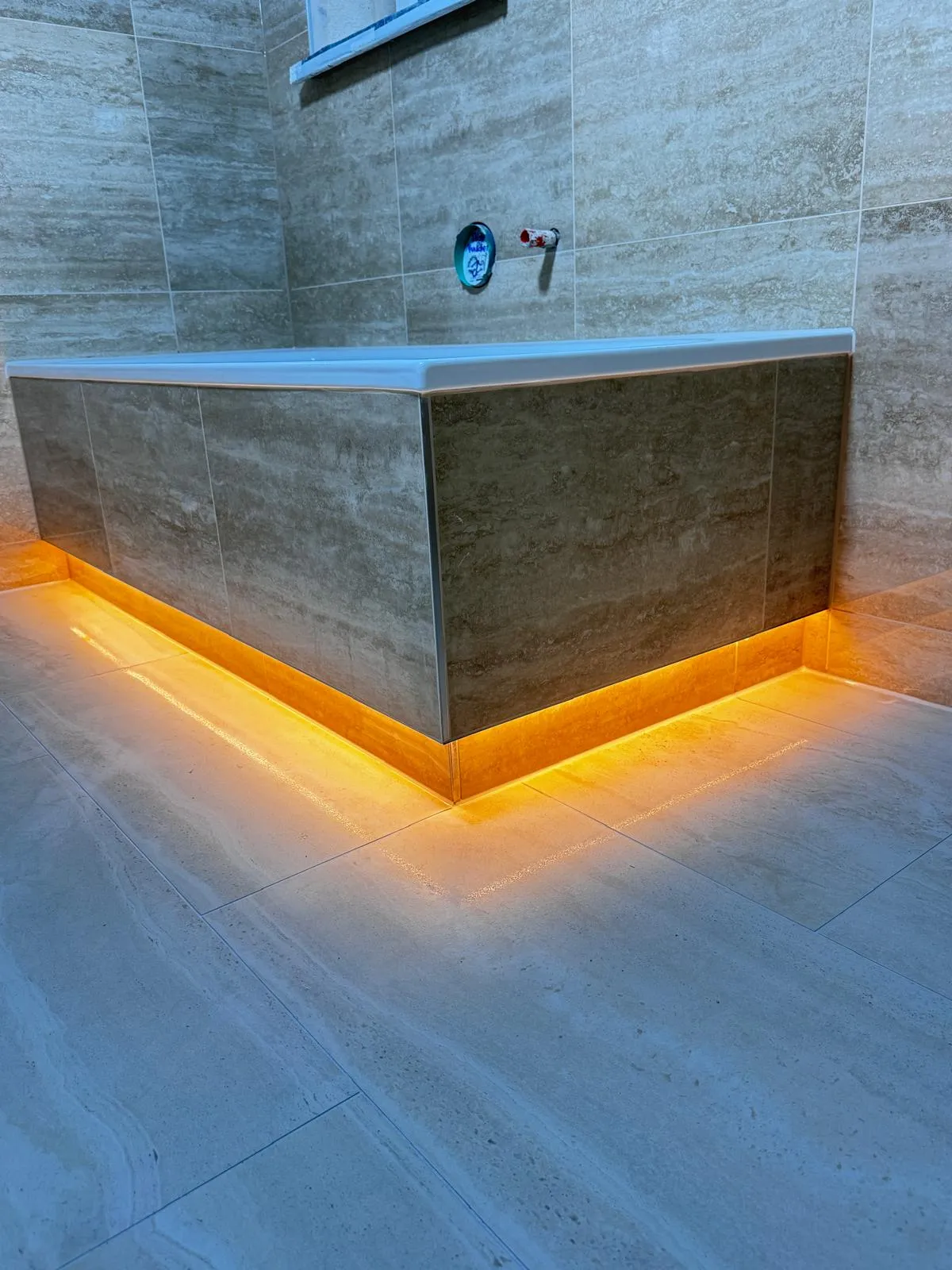 Eingebaute Badewanne mit Fliesenverkleidung und LED-Beleuchtung, ausgeführt von Fliesen & Vinyl BOGAJ