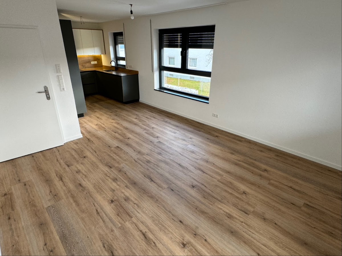 Offener Wohn- und Küchenbereich mit Vinylboden in Holzoptik